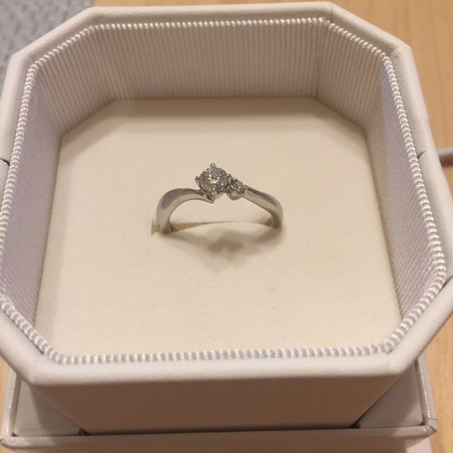 【4℃ BRIDAL(ヨンドシーブライダル)の口コミ】 指が太く、短いことがコンプレックスであったため、コンプレックスを隠せ…