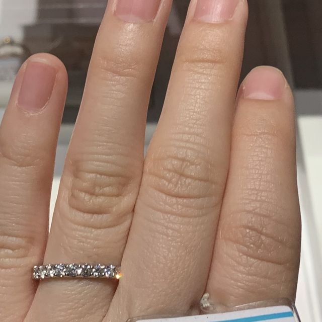 【銀座ダイヤモンドシライシの口コミ】 私は指が短いので、重ね付けなどを考えると石は小さい方がバランスが良い…