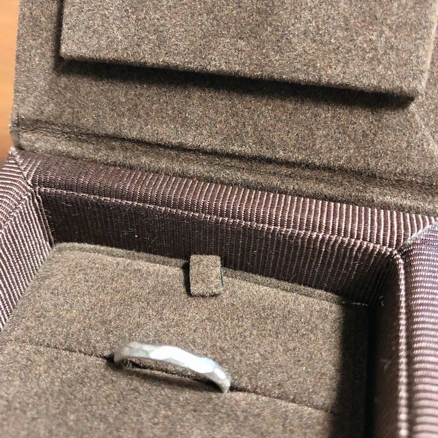 【PAVEO CHOCOLAT(パヴェオショコラ)の口コミ】 シンプルなデザインがよく仕事中でもつけれるデザインを探して色々な指輪…