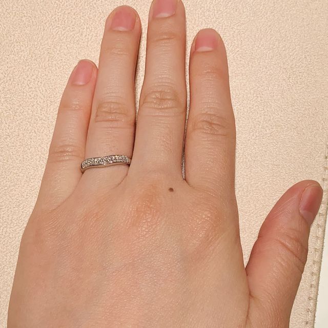 【ブルガリ(BVLGARI)の口コミ】 小さなダイヤモンドが敷き詰めてあり、かなりキラキラと輝きます。そのた…