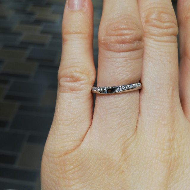 【アイプリモ(I-PRIMO)の口コミ】 ダイヤが多くついているが、斜めのカット部分に斜めについているため、他…