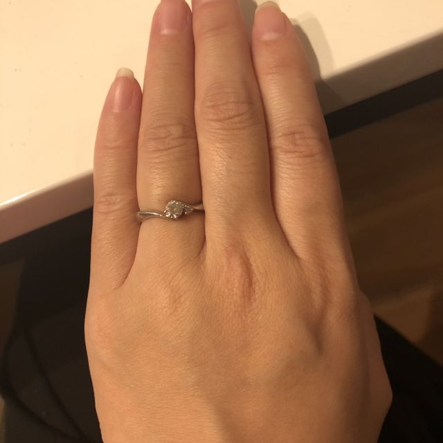 【4℃ BRIDAL(ヨンドシーブライダル)の口コミ】 初めて店舗へ見に行った時に、ピンクダイヤが付いていて可愛いなあという…