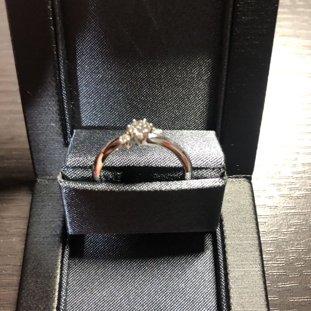 【ラザール ダイヤモンド(LAZARE DIAMOND)の口コミ】 当初より悩んでいたデザインで、実物を見ると非常に綺麗でシュッとしてい…