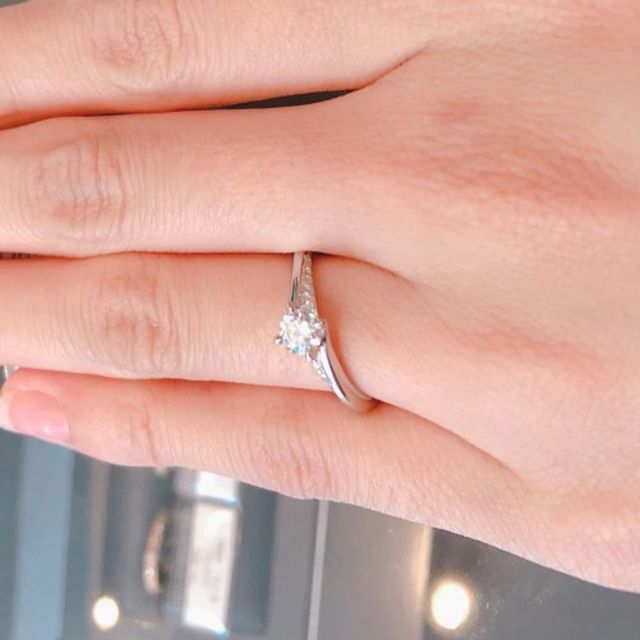 【エクセルコダイヤモンド(EXELCO DIAMOND)の口コミ】 変わったデザインのリングでありセンターの大きめのダイヤモンドの他にメ…