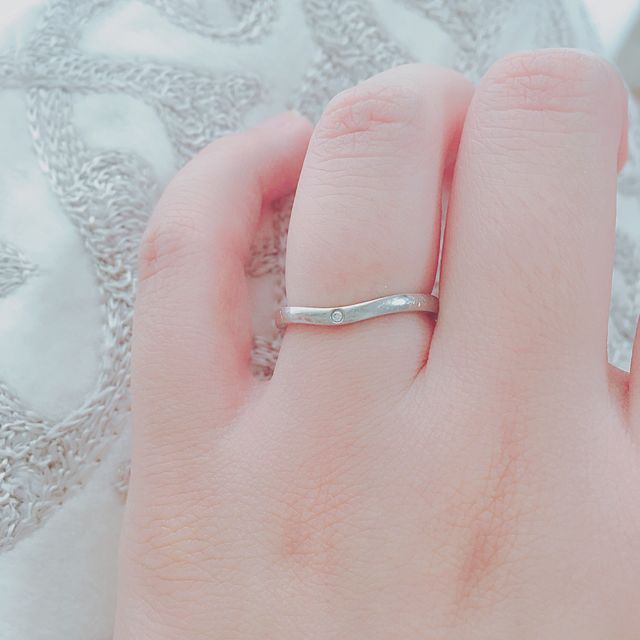【カルティエ(Cartier)の口コミ】 緩やかなvカーブが指が綺麗に見えることと、リングの表面は丸ではなくフラ…