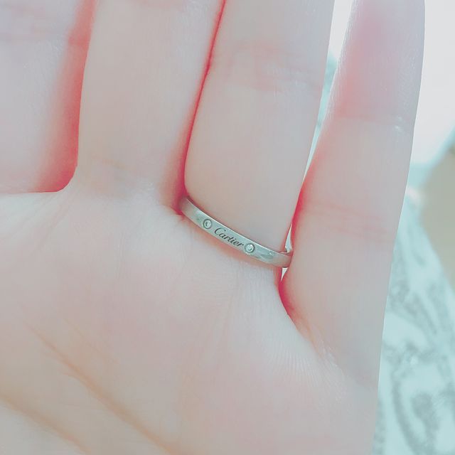 【カルティエ(Cartier)の口コミ】 緩やかなvカーブが指が綺麗に見えることと、リングの表面は丸ではなくフラ…