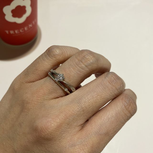 【TRECENTI(トレセンテ)の口コミ】 真ん中が尖っているタイプで、ダイヤが3石入ってます。付け心地はとても良…