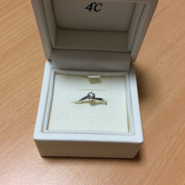 【4℃ BRIDAL(ヨンドシーブライダル)の口コミ】 シンプルなものを希望して下見を重ねていました。ひと粒ダイヤが憧れでし…