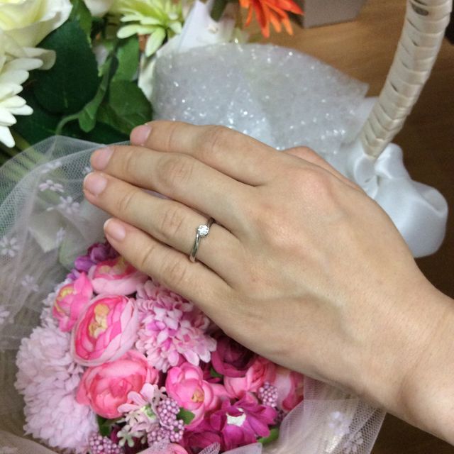 【4℃ BRIDAL(ヨンドシーブライダル)の口コミ】 シンプルなものを希望して下見を重ねていました。ひと粒ダイヤが憧れでし…