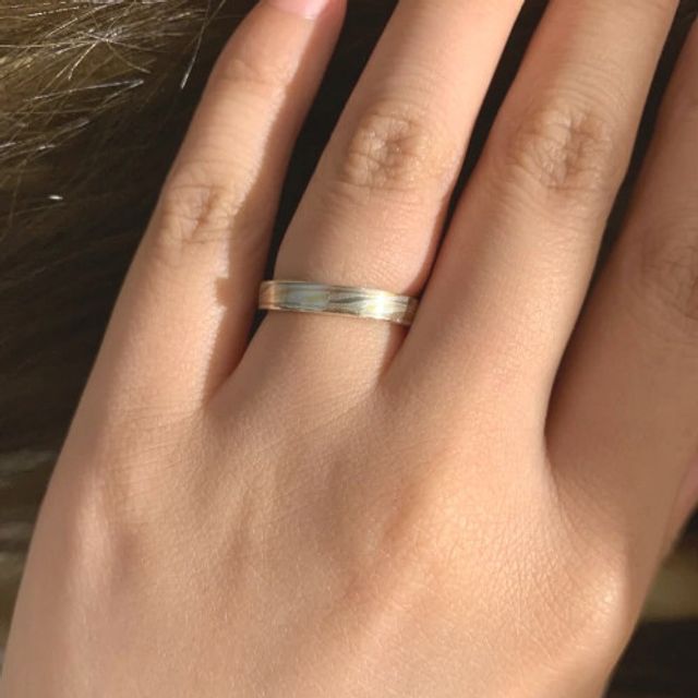 【杢目金屋(もくめがねや)の口コミ】 シンプルなデザインですが木目模様がしっかりと目立ちピンクゴールドの色…