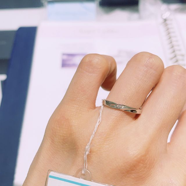 【銀座ダイヤモンドシライシの口コミ】 結婚指輪を探して試着させて頂きました。ストレートタイプで、王道の結婚…