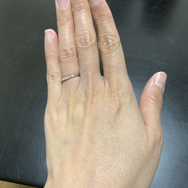 【HOSHI no SUNA 星の砂(ほしのすな)の口コミ】 細めでダイヤも控えめについている指輪で探していて、スタッフの方にオス…