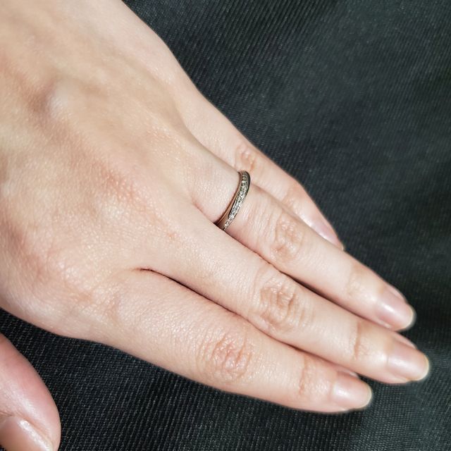 【ラザール ダイヤモンド(LAZARE DIAMOND)の口コミ】 斜めに入ったダイヤのデザインが好みで、いろんなブランドを何店舗かまわ…