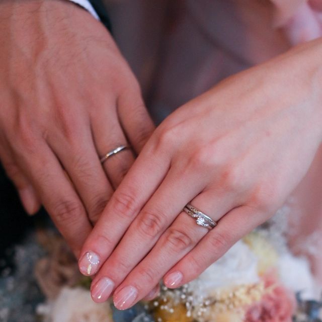 【銀座ダイヤモンドシライシの口コミ】 指輪のデザインが2つの羽がダイヤを支えているというもので他にはなく気に…