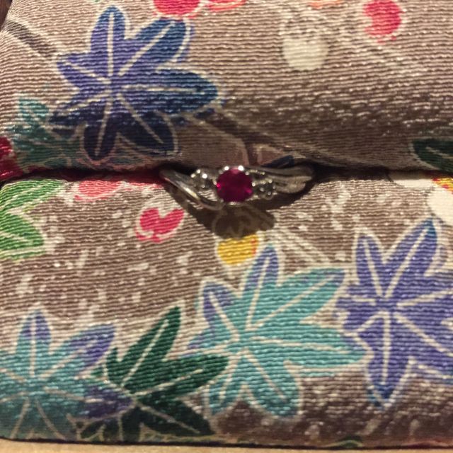 【杢目金屋(もくめがねや)の口コミ】 桜をモチーフにしたデザインがともかく可愛いです。日本的なデザインを取…