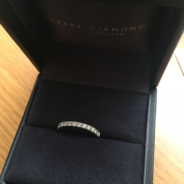 【ラザール ダイヤモンド(LAZARE DIAMOND)の口コミ】 普段使いできる婚約指輪が欲しくて、エタニティリングに絞って探してまし…