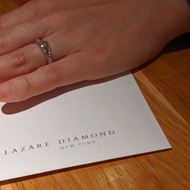 【ラザール ダイヤモンド(LAZARE DIAMOND)の口コミ】 他には無いようなデザインと、ダイアモンドの輝きが最高でした。まずデザ…
