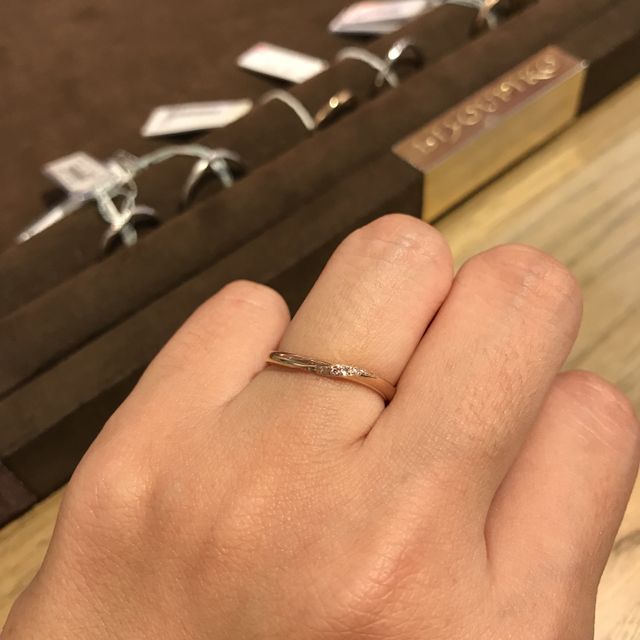 【アイプリモ(I-PRIMO)の口コミ】 ウェブがかったように見えるが指輪の重ね付けもできる。また、シンプルな…