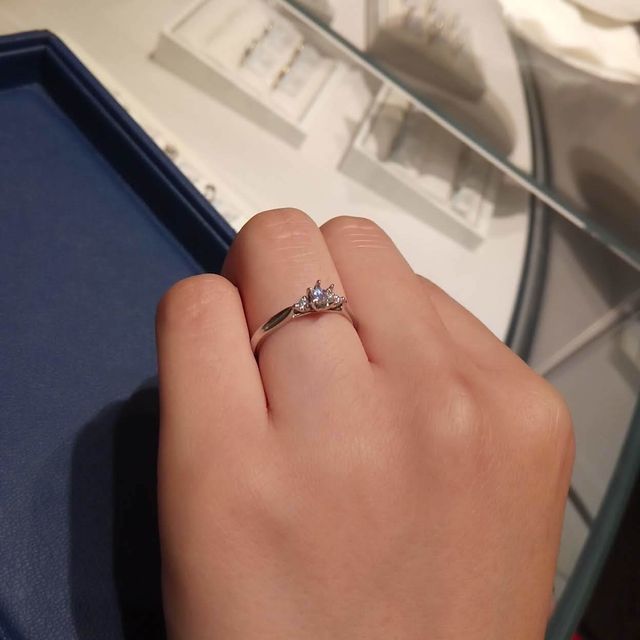 【銀座ダイヤモンドシライシの口コミ】 ダイヤモンドの形を一番綺麗に、かつ美しくみせることに優れたデザインで…