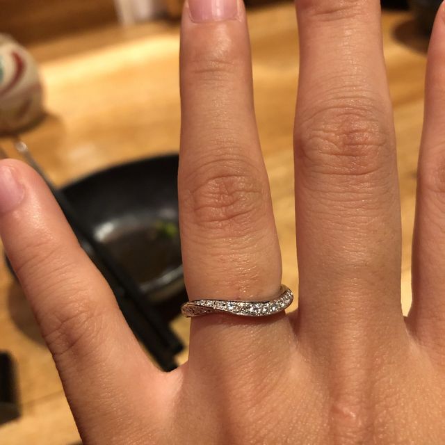 【ラザール ダイヤモンド(LAZARE DIAMOND)の口コミ】 シンプルではなくデザイン性があり、華やかなことが決め手です。購入した…