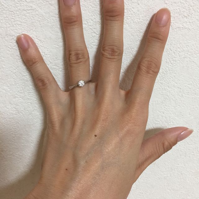 【銀座ダイヤモンドシライシの口コミ】 デザインがとても繊細で、ウェーブがとてもキレイなところが気に入りまし…