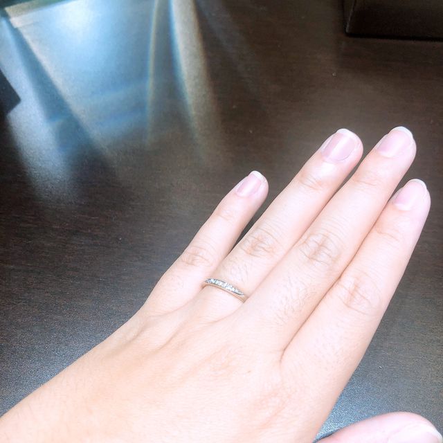 【TRECENTI(トレセンテ)の口コミ】 2人ともアニバーサリオのデザインで、斜めに宝石が光るので、どこから見て…