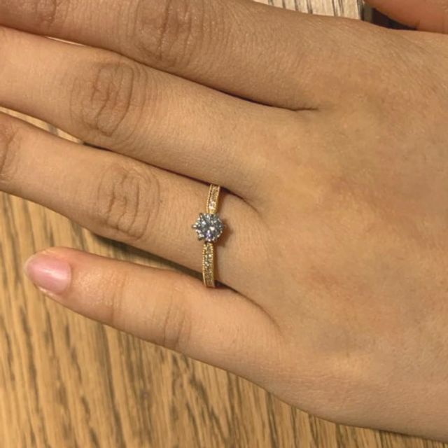 【ENUOVE(イノーヴェ)の口コミ】 石座の部分がプラチナでセンターのダイヤモンドがより大きく見える点やア…