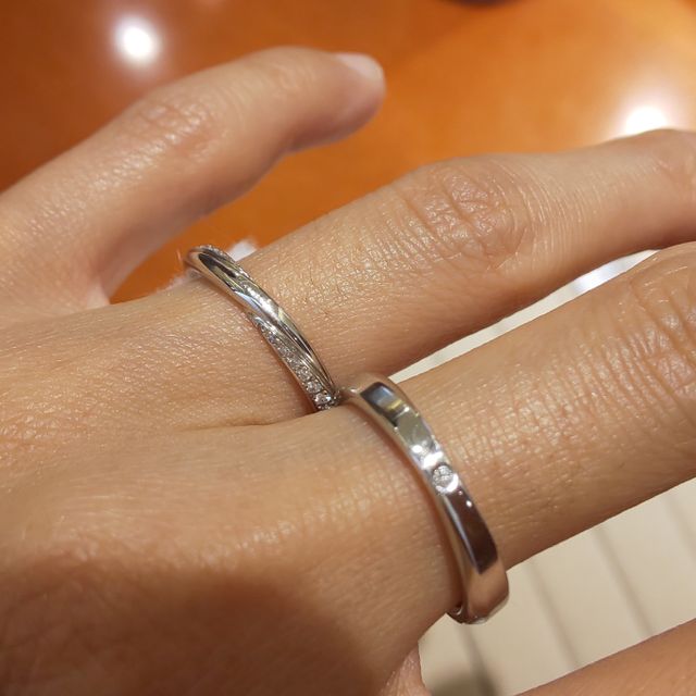 【TRECENTI(トレセンテ)の口コミ】 薬指につけているリングの方は華やかさもあり、また中央にはダイヤがない…