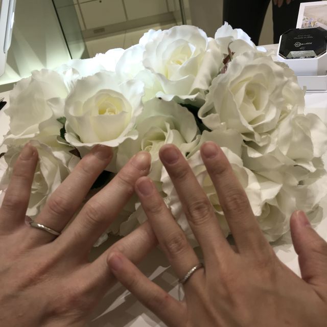 【4℃ BRIDAL(ヨンドシーブライダル)の口コミ】 デザインが綺麗と可愛いを両方兼ね備えていて良いなと思い、選びました！
…