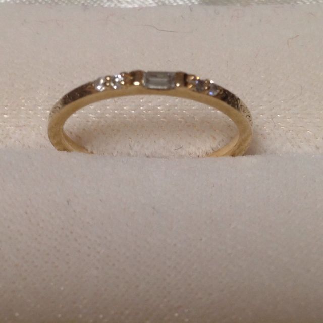 【agete(アガット)の口コミ】 細身で華奢なデザインなので、他の指輪と重ねづけしやすいシンプルな型で…