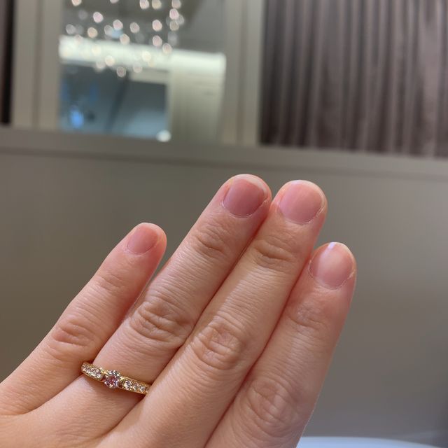 【ラザール ダイヤモンド(LAZARE DIAMOND)の口コミ】 ハーフエタニティで、真ん中のダイヤが目立たずなじめるデザインをずっと…