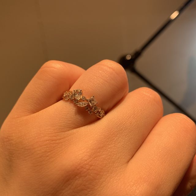 【Bizoux(ビズー)の口コミ】 ありきたりでなく珍しいデザインの婚約指輪がいいなと思ってネットで探し…