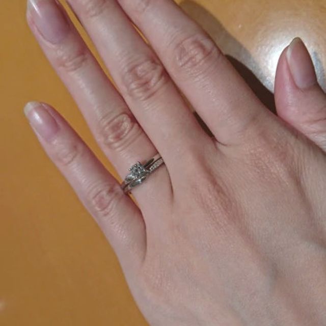 【俄(にわか)の口コミ】 婚約指輪と結婚指輪の一体感があり綺麗で相性の良いセットリングです。ど…