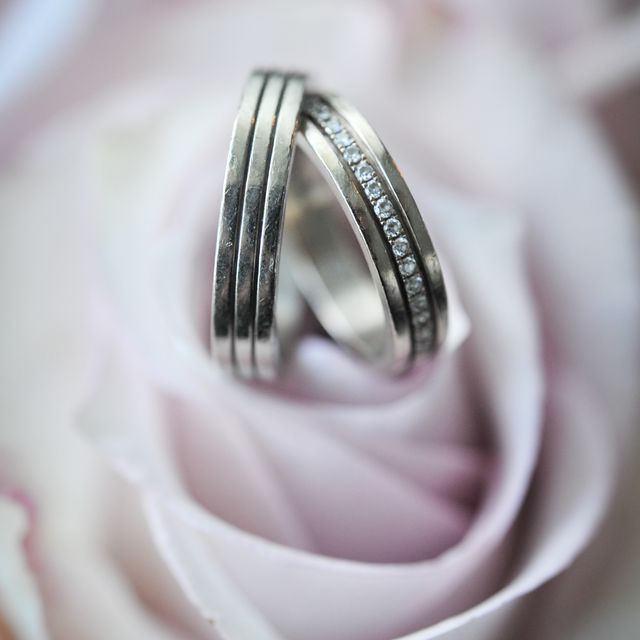 【AHKAH(アーカー)の口コミ】 つるつるの、プラチナリングが好きでなかったのでゴールドで検討中に出会…