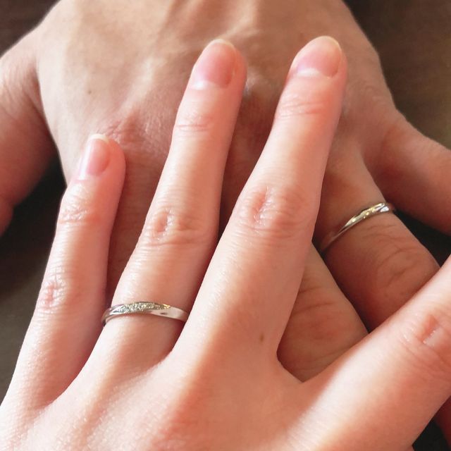 【4℃ BRIDAL(ヨンドシーブライダル)の口コミ】 指輪のデザインは、ストレートとウエーブの中間で指を細くみせてくれます…
