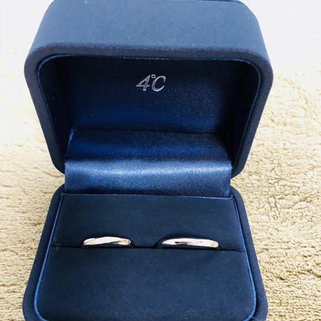 【4℃ BRIDAL(ヨンドシーブライダル)の口コミ】 指輪のデザインは、ストレートとウエーブの中間で指を細くみせてくれます…