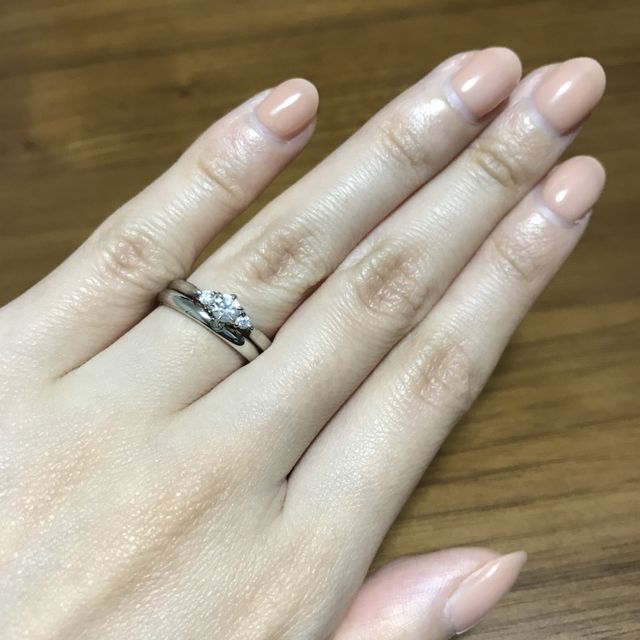 【銀座ダイヤモンドシライシの口コミ】 婚約指輪(同じく銀座ダイヤモンドシライシで購入したブーケロココ)と重ね…