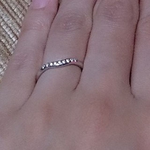 【ティファニー(Tiffany & Co.)の口コミ】 私も主人も指が細く関節がゴツゴツしたタイプなので、細身のリングを探し…