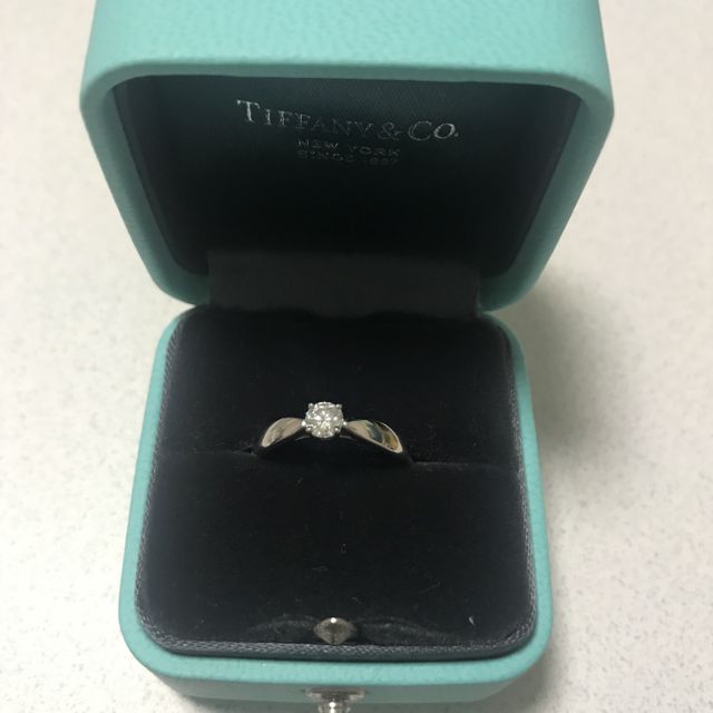 【ティファニー(Tiffany & Co.)の口コミ】 婚約指輪を日常使いしたかった‼︎爪が気にならないタイプでプラチナ部分も…