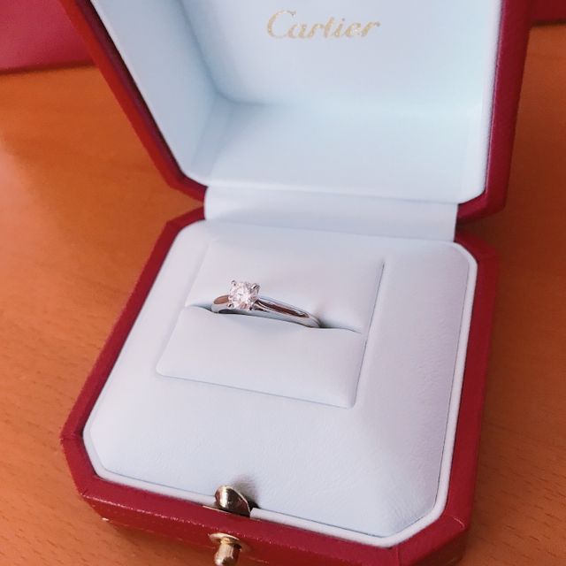 【カルティエ(Cartier)の口コミ】 王道な、「the 婚約指輪」を探していました。一粒ダイヤで、ダイヤの台座…