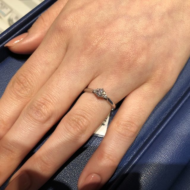 【銀座ダイヤモンドシライシの口コミ】 ダイヤのサイズが指に丁度良く似合い、また綺麗であることが最大の決め手…