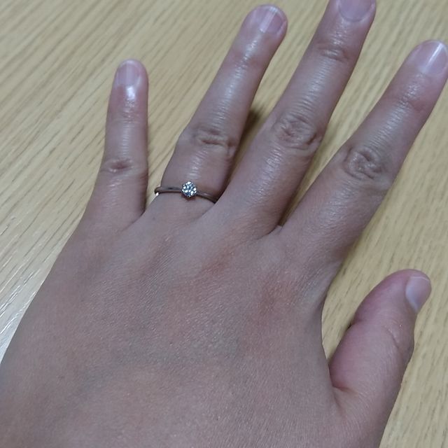 【銀座ダイヤモンドシライシの口コミ】 このリングは、リング自体の型と、ダイヤモンドの輝きで決めました。
また…