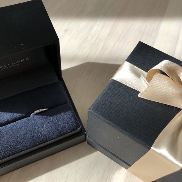 【ラザール ダイヤモンド(LAZARE DIAMOND)の口コミ】 軽くウェーブがかかっているデザインと、ダイヤモンドがさりげなく埋め込…