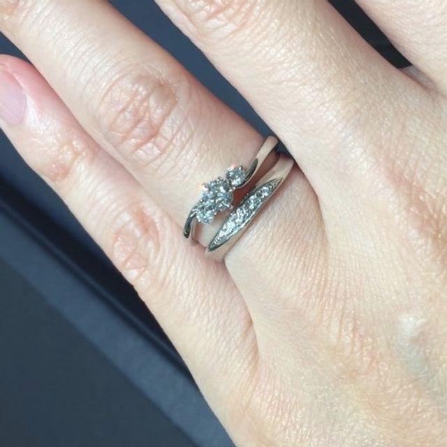【ROYAL ASSCHER(ロイヤル・アッシャー)の口コミ】 結婚指輪、婚約指輪ともにウェーブが上品で個性的なデザインであるのが決…