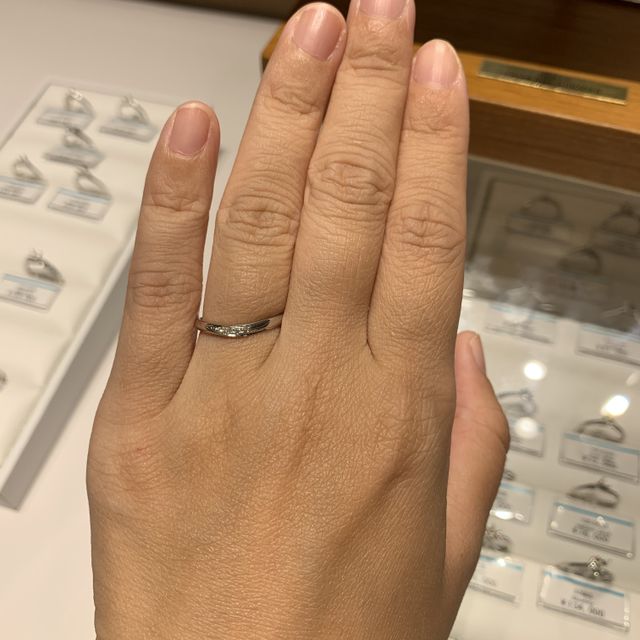 【銀座ダイヤモンドシライシの口コミ】 シンプルで可愛さ、付け心地を重視しました。
指輪など付ける習慣が無かっ…