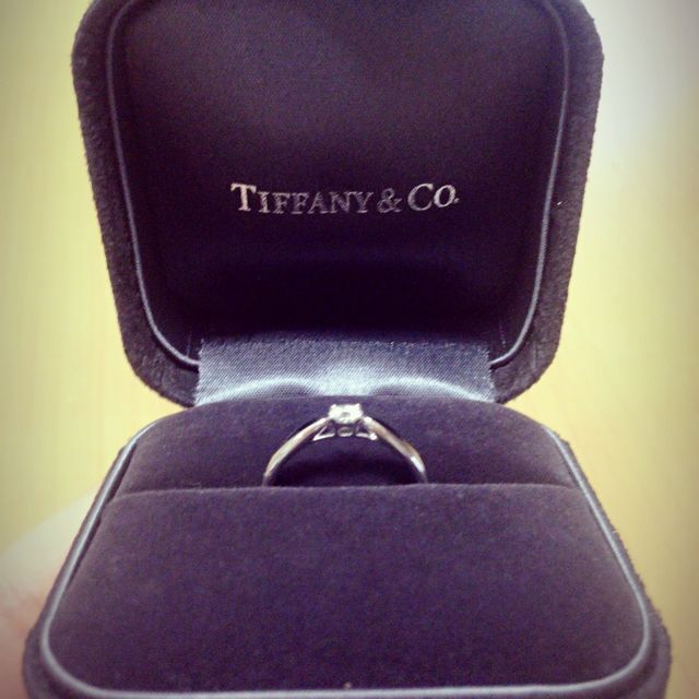 【ティファニー(Tiffany & Co.)の口コミ】 昔から婚約指輪は絶対ティファニーと決めていたから。さらに、選んだ指輪…