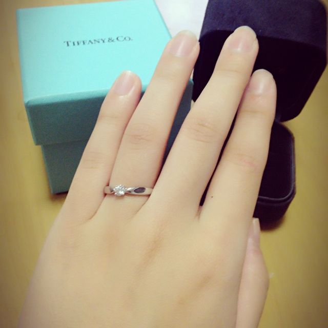 【ティファニー(Tiffany & Co.)の口コミ】 昔から婚約指輪は絶対ティファニーと決めていたから。さらに、選んだ指輪…