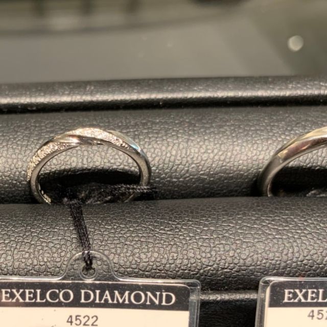 【エクセルコダイヤモンド(EXELCO DIAMOND)の口コミ】 三連のダイヤモンドがデザインされており、360°輝きが分かる所を気に…