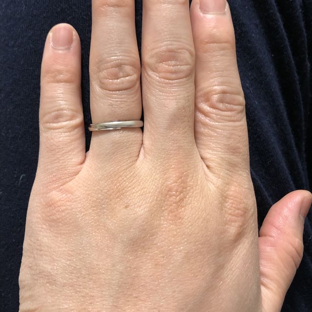 【銀座ダイヤモンドシライシの口コミ】 当初無地ストレート一択でしたが、「つや消し」のオプションなどを紹介し…