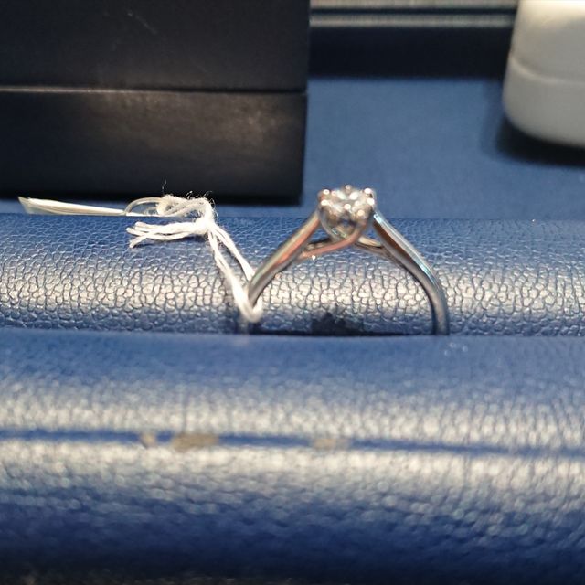 【銀座ダイヤモンドシライシの口コミ】 ダイヤを置く台の高さが高い方がダイヤがキレイに見えると教えていただき…